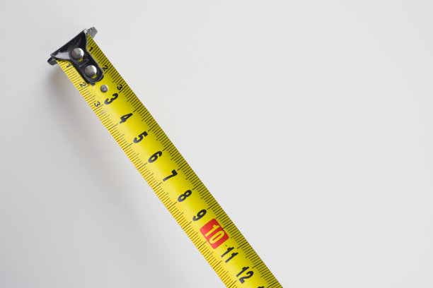 白色背景上的黄色卷尺。特写镜头。图片下载