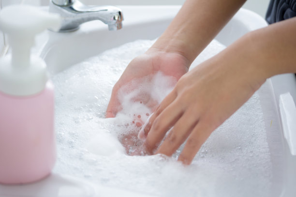 清洁一个漂亮女人的手在浴室洗手池。卫生图片下载