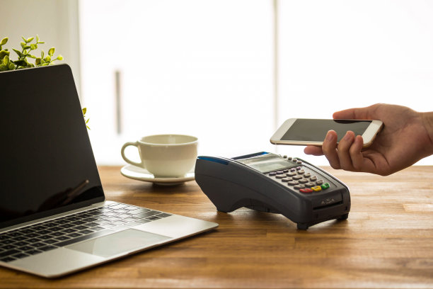 快乐购物年轻女子支付与移动概念。虚拟商店图片下载