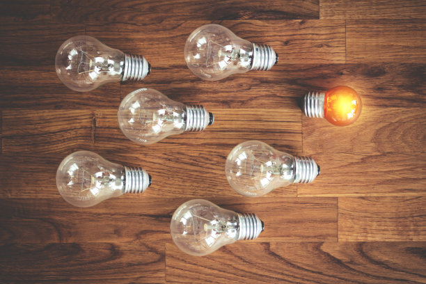 灯泡独特的概念。许多球茎放在棕色的木桌上图片下载