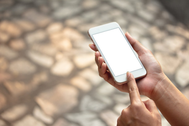 女子手持白色智能手机模型，手指指向屏幕图片下载