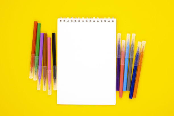 多色标记和一个空白的笔记本，用于在线学习。回到学校图片下载