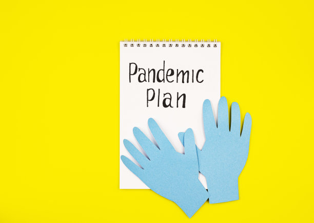 纸手和一个写着流行病计划的白色便笺本图片下载