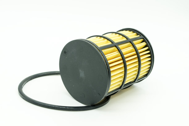 特写的燃油滤清器在一个白色的背景图片下载