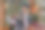 美丽快乐的女孩模特拿着闪闪发光的圣诞房子的背景。节日的概念图片下载