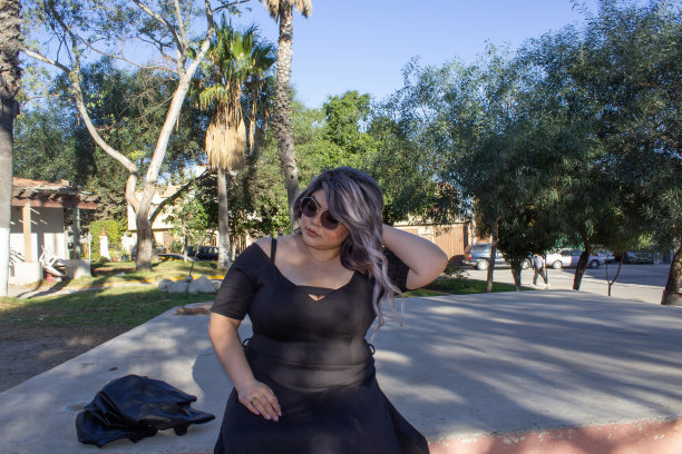 美丽又时尚的女人在公园里超重图片下载