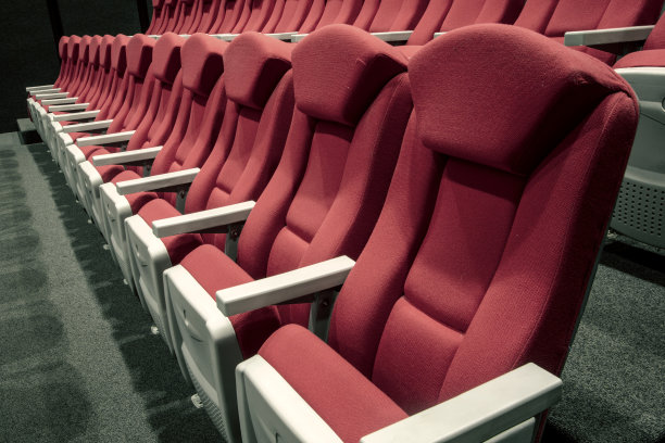 一排排的红色电影院或剧院座位图片下载