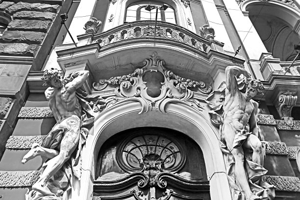 位于乌克兰利沃夫科学家之家主入口的雕塑。前国家赌场直到1939年由费尔纳和赫尔默在1897-1898年建成。黑色和白色图片下载