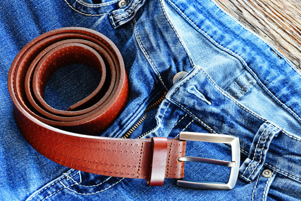 皮带和褪色的牛仔裤图片下载
