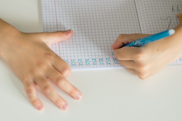 查看孩子输入数字的笔记本图片下载