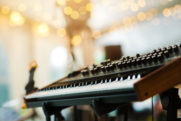 舞台上有电子钢琴/电子合成器，背景有灯光。音乐设备/表演概念。图片下载