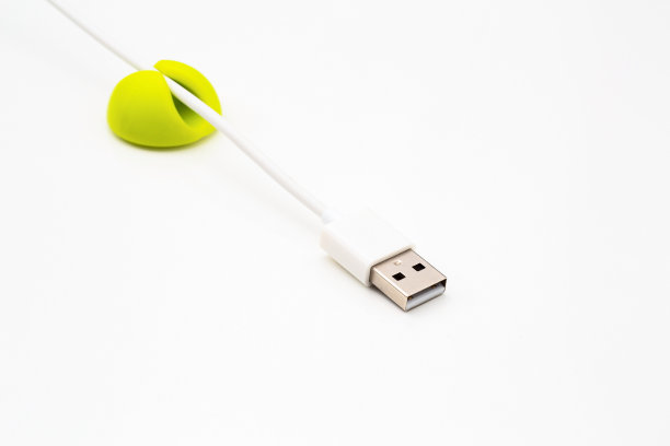 白色背景上的USB线和绿色线夹图片下载