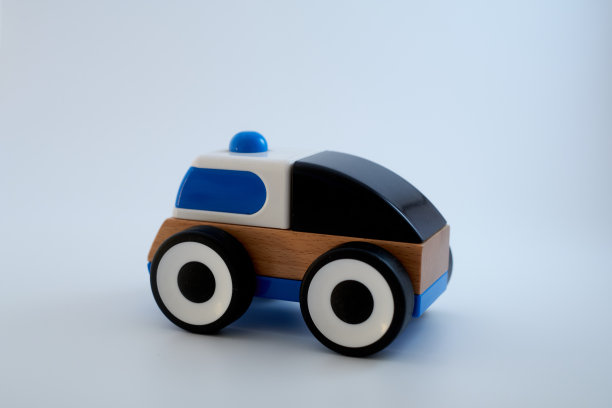 木制玩具救护车。在白色背景上隔离图片下载