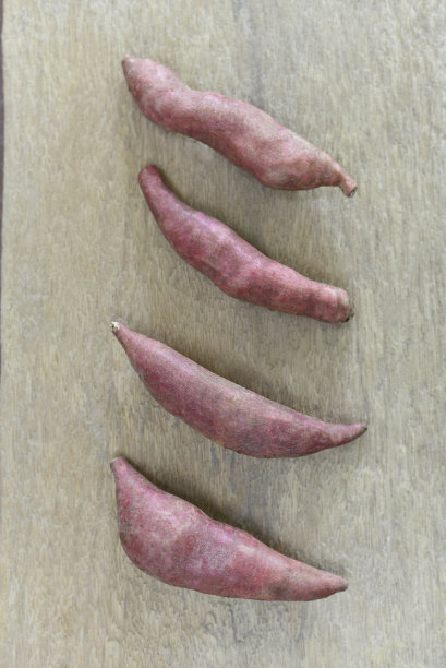 木质背景上的山药组图片下载