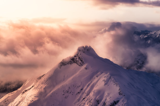 美丽的山峰鸟瞰图图片下载