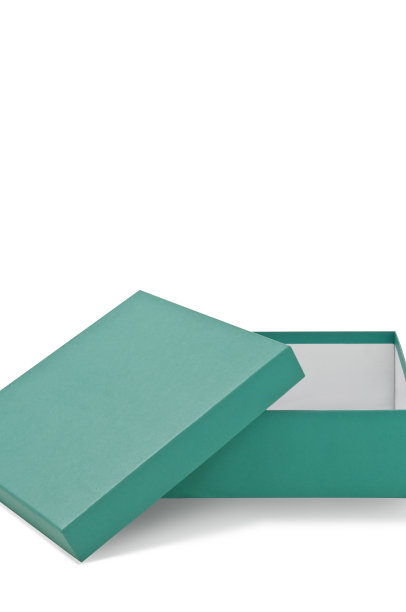 打开白色桌子上的蓝色盒子。图片下载