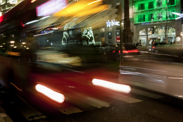移动的公共汽车和交通近景，城市生活图片下载
