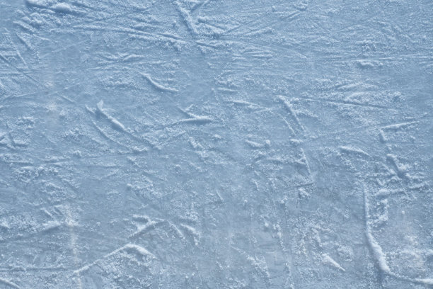 溜冰场，切冰、雪。冬季运动。冰面上的划痕。特写照片。图片下载