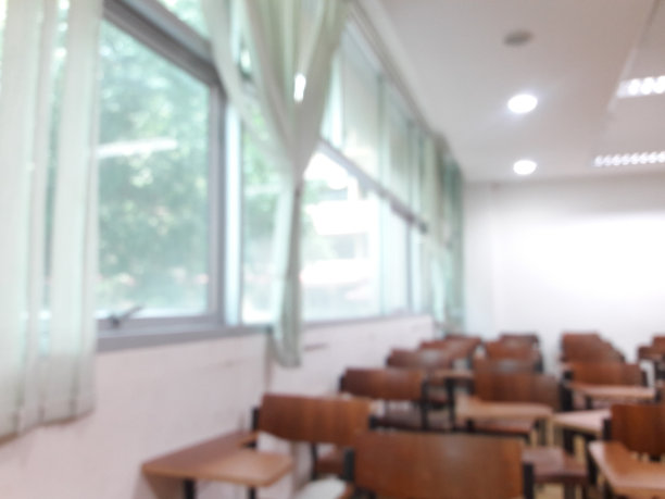 学校教室在模糊的背景中没有年轻的学生;图片下载