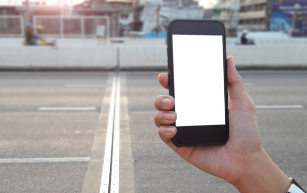 女子手持白色智能手机模型，手指指向屏幕图片下载