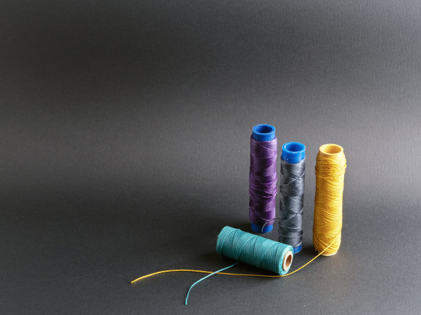 彩色缝线轴，灰色背景图片下载