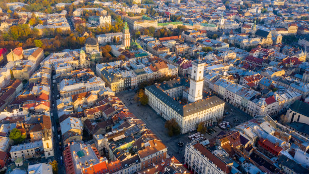 白天，乌克兰利沃夫老城的屋顶。欧洲城市神奇的氛围。地标，市政厅和主广场。无人驾驶飞机的照片。图片下载