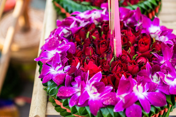 Krathong的浮篮由香蕉叶制成，以泰国风格为Loy Krathong节或泰国新年和河神崇拜仪式，12月的满月是泰国著名的节日。图片下载