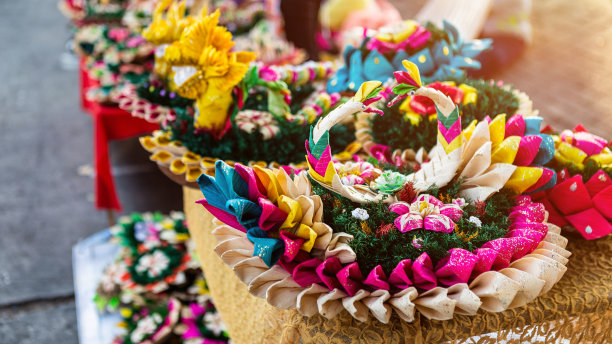 Krathong的浮篮由香蕉叶制成，以泰国风格为Loy Krathong节或泰国新年和河神崇拜仪式，12月的满月是泰国著名的节日。图片下载