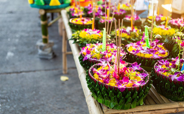 Krathong的浮篮由香蕉叶制成，以泰国风格为Loy Krathong节或泰国新年和河神崇拜仪式，12月的满月是泰国著名的节日。图片下载
