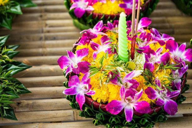 Krathong的浮篮由香蕉叶制成，以泰国风格为Loy Krathong节或泰国新年和河神崇拜仪式，12月的满月是泰国著名的节日。图片下载