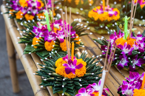 Krathong的浮篮由香蕉叶制成，以泰国风格为Loy Krathong节或泰国新年和河神崇拜仪式，12月的满月是泰国著名的节日。图片下载