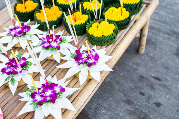 Krathong的浮篮由香蕉叶制成，以泰国风格为Loy Krathong节或泰国新年和河神崇拜仪式，12月的满月是泰国著名的节日。图片下载