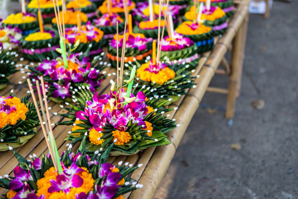 Krathong的浮篮由香蕉叶制成，以泰国风格为Loy Krathong节或泰国新年和河神崇拜仪式，12月的满月是泰国著名的节日。图片下载