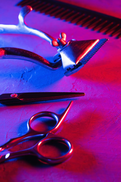 红色和蓝色迷幻的电影美学。表面上是旧的理发工具。垂直图片下载