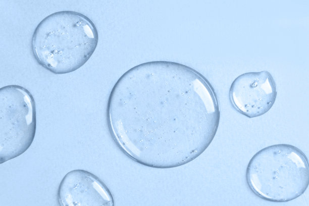 蓝色背景上有气泡的透明凝胶液滴。图片下载