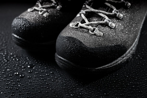 防水运动徒步靴与水滴图片下载