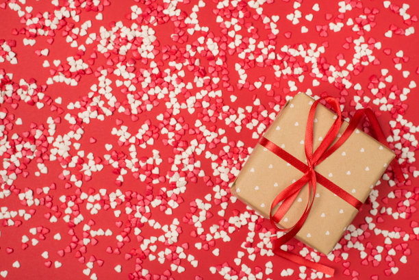 情人节快乐作文。上方近距离观看照片的一个礼盒包装在牛皮纸与红色缎带的背景与空白的空间图片下载