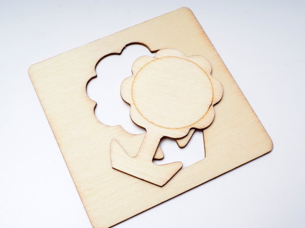 木制儿童教育游戏图片，用于介绍任何物体的形状，如植物，树木，动物等图片下载