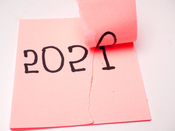 印有2020年数字的便利贴，象征着2020年的结束和迎接2021年的新年图片下载