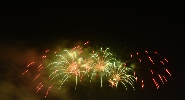 烟花在黑暗的天空爆炸图片下载