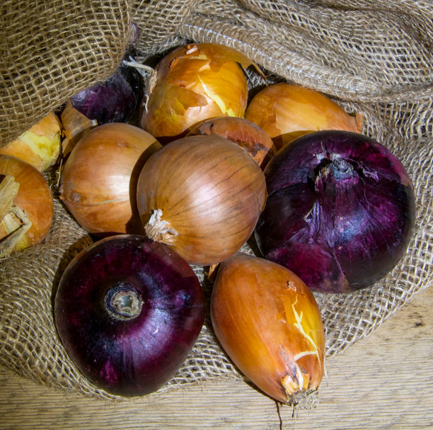 洋葱，红洋葱装在袋子里放在木桌上，用来放文字图片下载