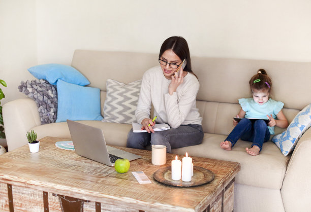 年轻的母亲在家工作图片下载