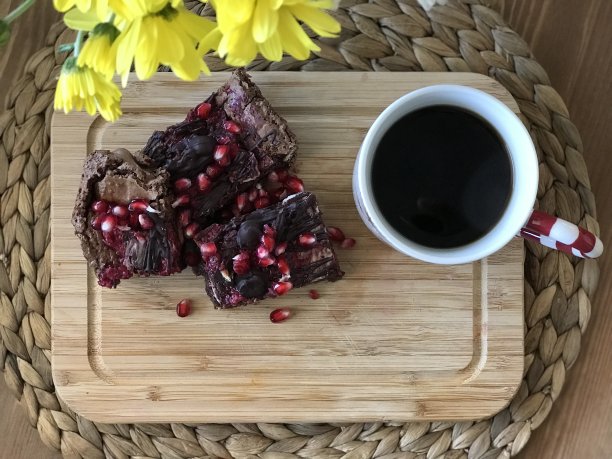 巧克力蛋糕和过滤咖啡图片下载