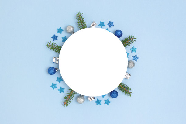 圆纸卡模板与框架制成的圣诞装饰品和云杉树枝。图片下载