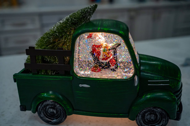 玻璃雪球的形状的汽车与圣诞老人。图片下载