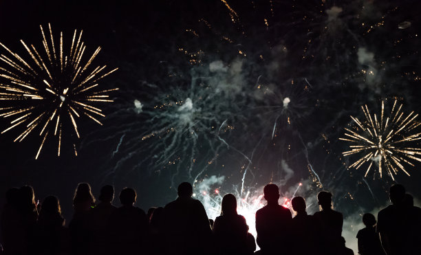 人群观看烟花和庆祝除夕图片下载