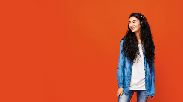 影棚里的阿拉伯女孩图片下载