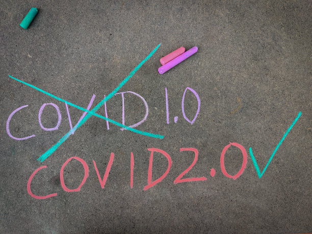 灰板上的题字，划掉冠状病毒1.0，用彩色粉笔勾出冠状病毒2.0。图片下载