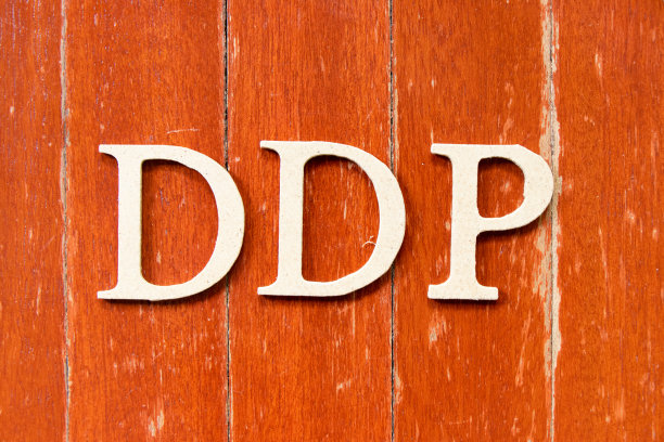 旧红色木板背景上的英文字母DDP(已完税的缩写)图片下载