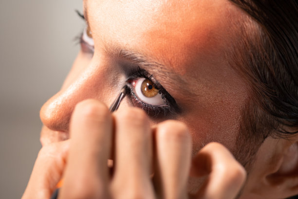 给男人上夸张的妆图片下载